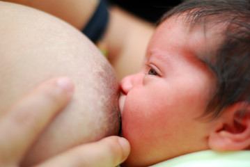 bébé qui tète