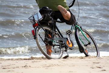 mit dem Fahrrad am Strand