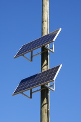 panneaux solaires installés sur un poteau
