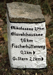 wegweiser im berliner grunewald