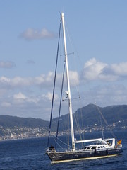 Barco de vela entrando en puerto en Galicia