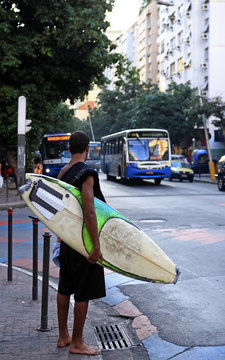 surfeur in the city street