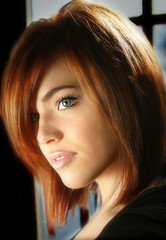 Obraz premium Girl Looking Forward