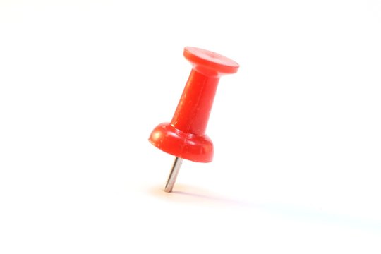 Rote Pin Nadel auf wei&szlig;em Hintergrund