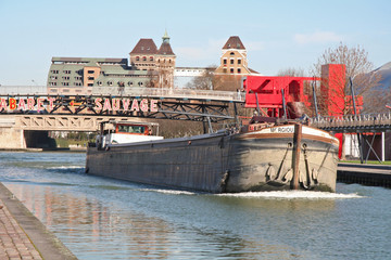 Une péniche sur le canal d'ourcq