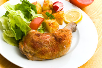 Hähnchen-Keule,gebraten mit Salat