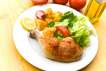 Hähnchen-Keule mit Salat