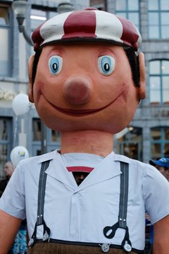 Folklore : G&eacute;ant montois enfant