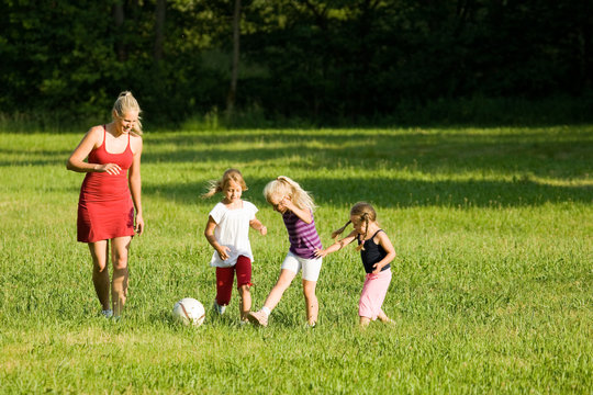 Familie spielt Fussball