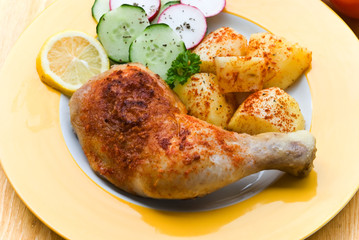 Hähnchen-Keule,gebraten mit Bratkartoffeln,Salat