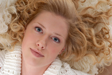 Schöne Frau mit blonden Locken