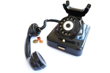 Schnurtelefon und Münzen