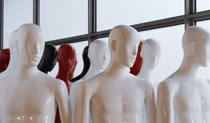 mannequins rouge et noir horizontale