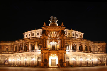 Fototapeta na wymiar Semperoper Dresden nocą