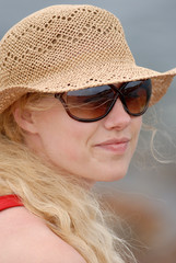 Junge Frau mit Hut und Sonnenbrille