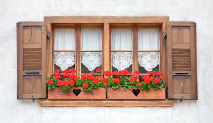 Fototapeta na wymiar Stare okna drewniane europejskie