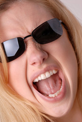 Frau mit Sonnenbrille schreit