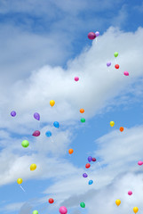 Fliegende bunte Luftballons