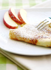 pfannkuchen mit äpfeln dekoriert