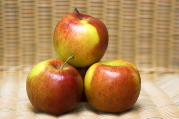 Äpfel auf Korbstuhl