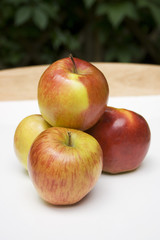 Äpfel mit grünem Hintergrund