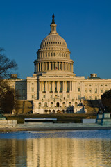 Fototapeta premium US Capitol Building in the late afternoon