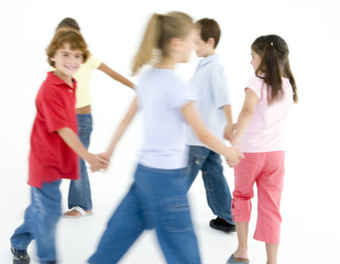 Obraz premium Circle of five young friends playing