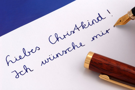 Kind schreibt Wunschzettel