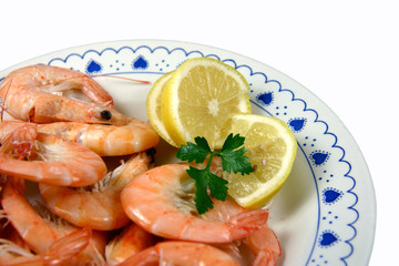 Plato cooked shrimp with lemon