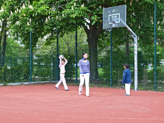 geschwister beim ballspielen