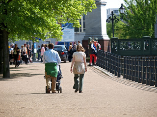 bevölkerungsrückgang, familie mit einzelkind, spaziergang