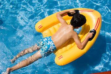 Niño en la piscina