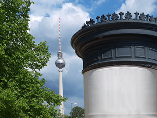 Berliner Fernsehturm und eine Litfaßsäule © Lucky Dragon