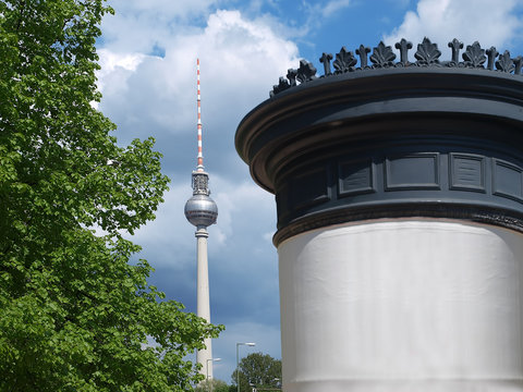 Berliner Fernsehturm und eine Litfaßsäule