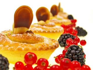 festtagsdessert, marzipan tartelettes, backwerk