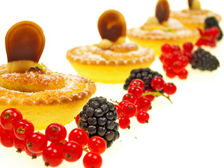 festtagsdessert, marzipan tartelettes, backwerk