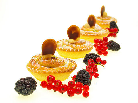 festtagsdessert, marzipan tartelettes, backwerk