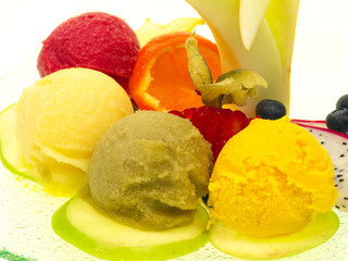verschiedene frische Fruchtscheiben mit verschiedenen Sorbet Geschmack
