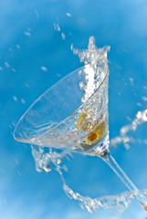 Obraz na płótnie Canvas Martini Splash in Front of a Swimming Pool
