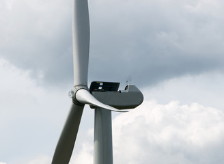 Wind turbine top maintenance 01.jpg