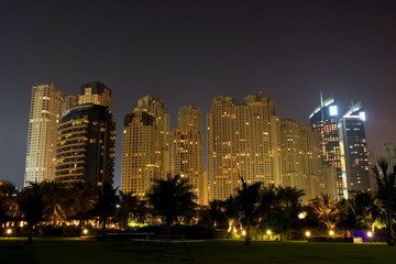 Fototapeta na wymiar Nocne Dubaju wieżowce
