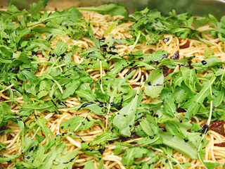 spaghetti mit tomaten sugo und rucola