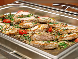 Schweinesteaks mit Champignons am Buffet