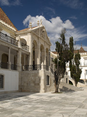 Obraz premium Fronton et marches de l'université de Coimbra