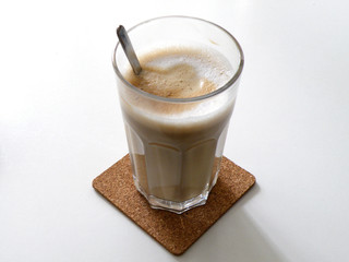 Latte Macchiato im Glas auf Untersetzer