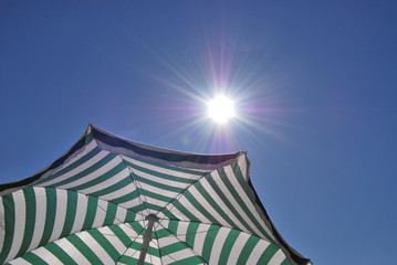 soleil et parasol vert