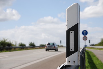 Begrenzungspfahl an der Autobahn