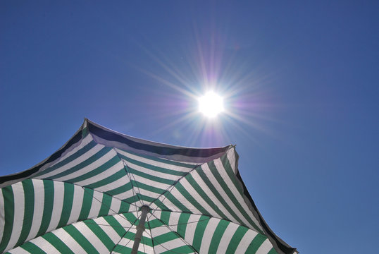 soleil et parasol vert