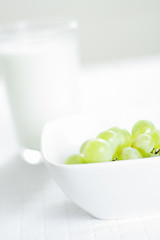Weintrauben und Milch