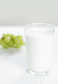 Glas Milch und Trauben